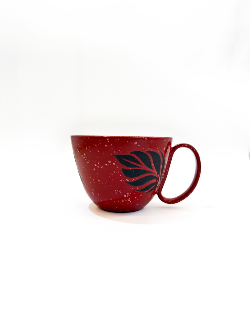 Caneca cerâmica vermelho — Yamaguchi Studio (peça única feita à mão por Marisa Yamaguchi)