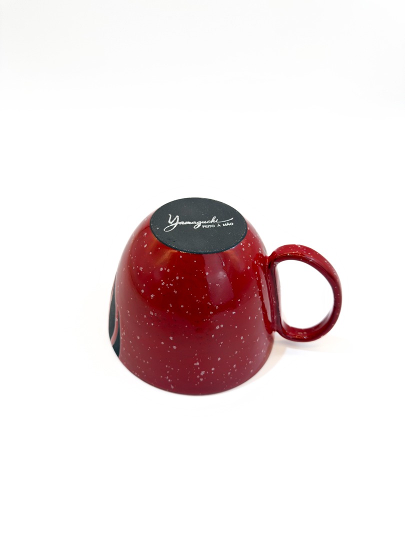 Caneca cerâmica vermelho — Yamaguchi Studio (peça única feita à mão por Marisa Yamaguchi)