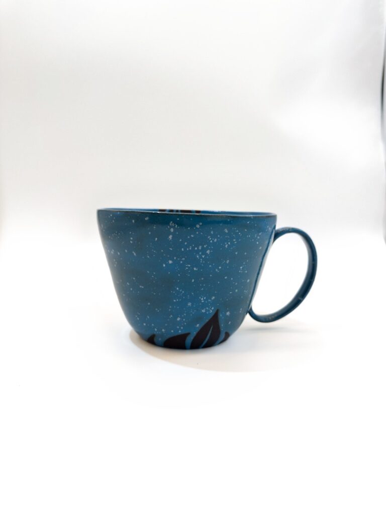 Caneca cerâmica azul-petróleo — Yamaguchi Studio (peça única feita à mão por Marisa Yamaguchi)