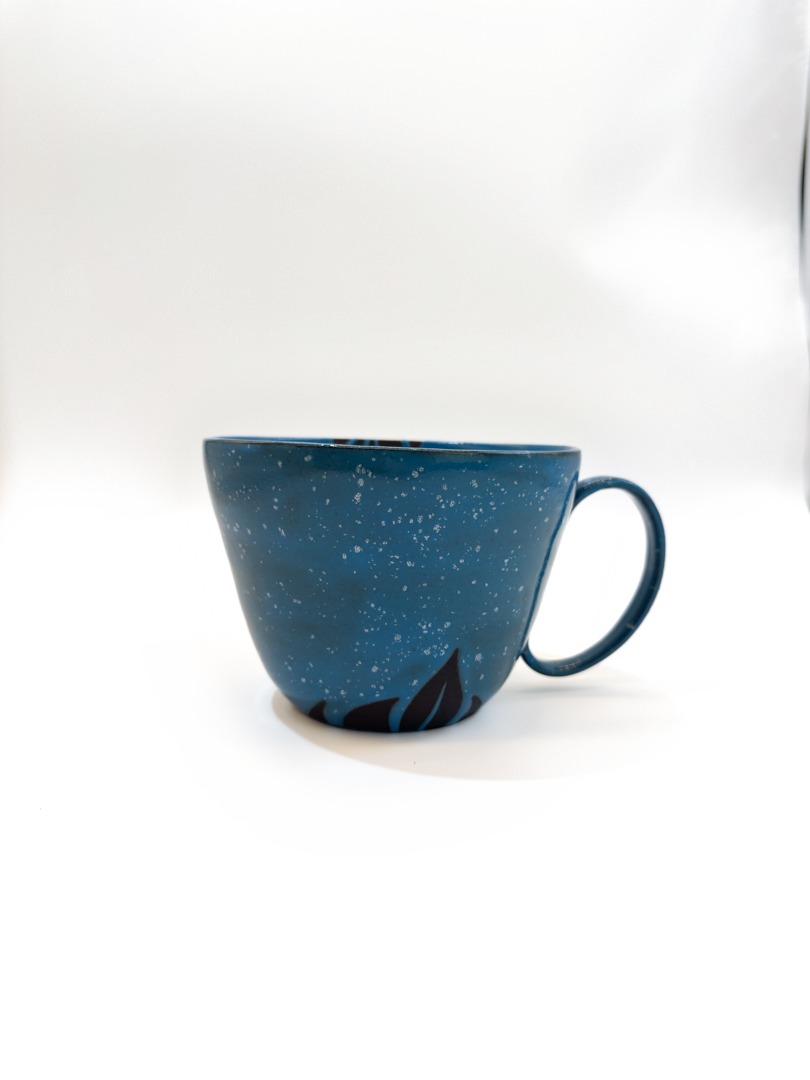 Caneca cerâmica azul-petróleo — Yamaguchi Studio (peça única feita à mão por Marisa Yamaguchi)