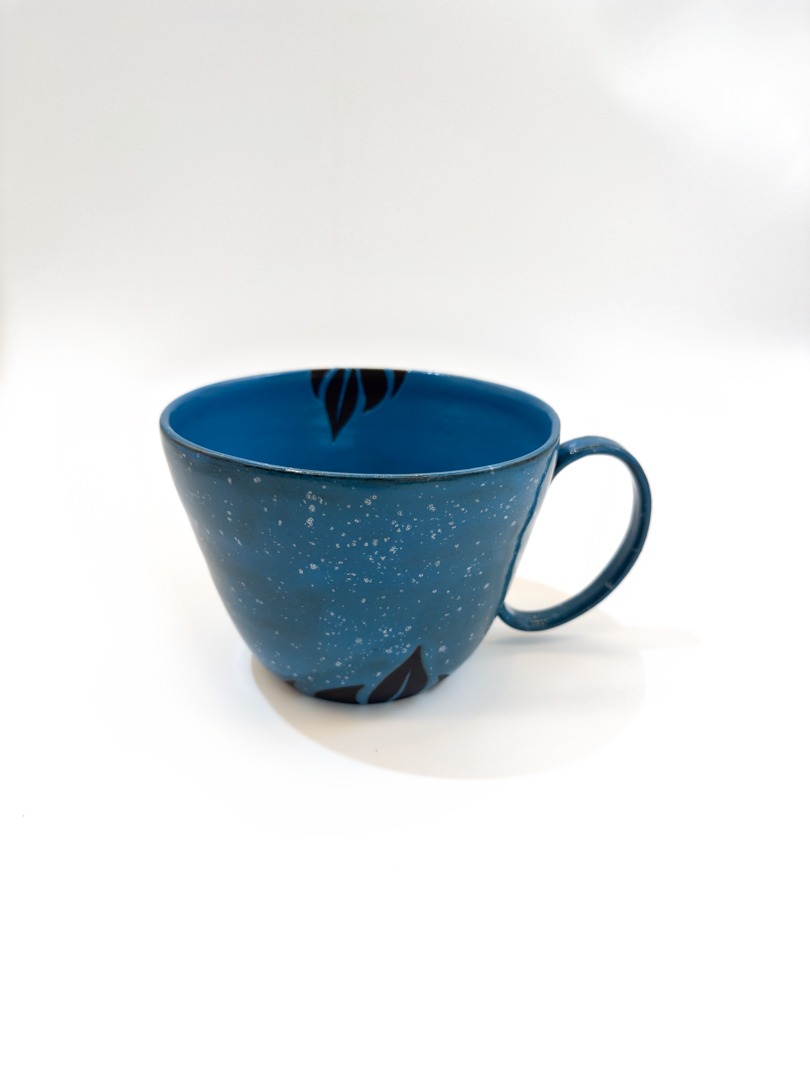 Caneca cerâmica azul-petróleo — Yamaguchi Studio (peça única feita à mão por Marisa Yamaguchi)