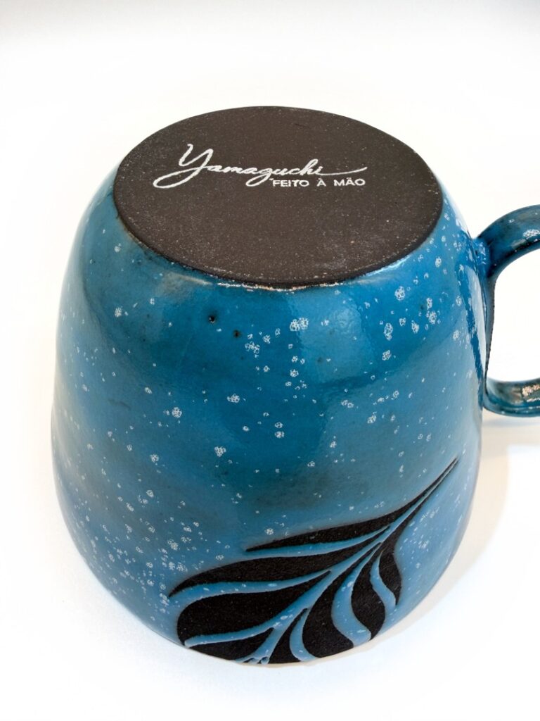 Caneca cerâmica azul-petróleo — Yamaguchi Studio (peça única feita à mão por Marisa Yamaguchi)