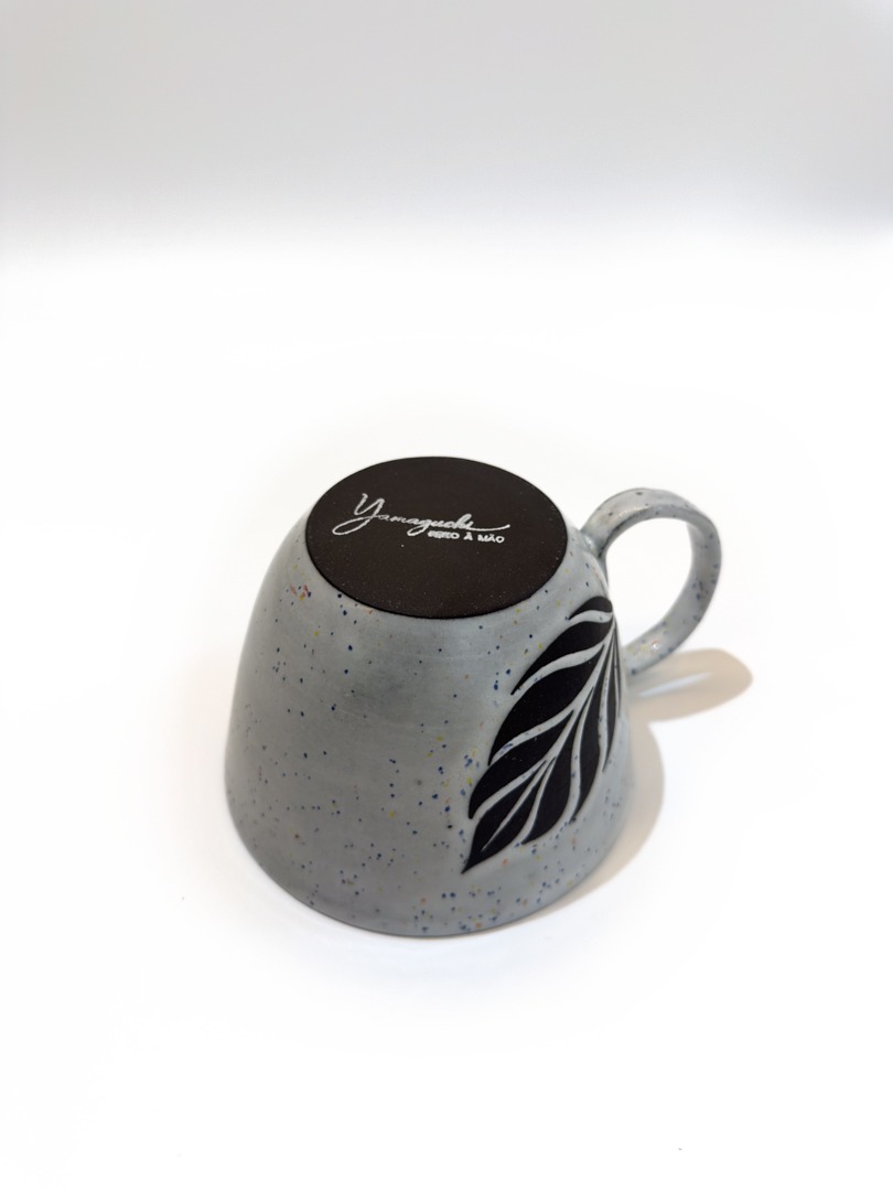 Caneca cerâmica costela de adão — Yamaguchi Studio (peça única feita à mão por Marisa Yamaguchi)
