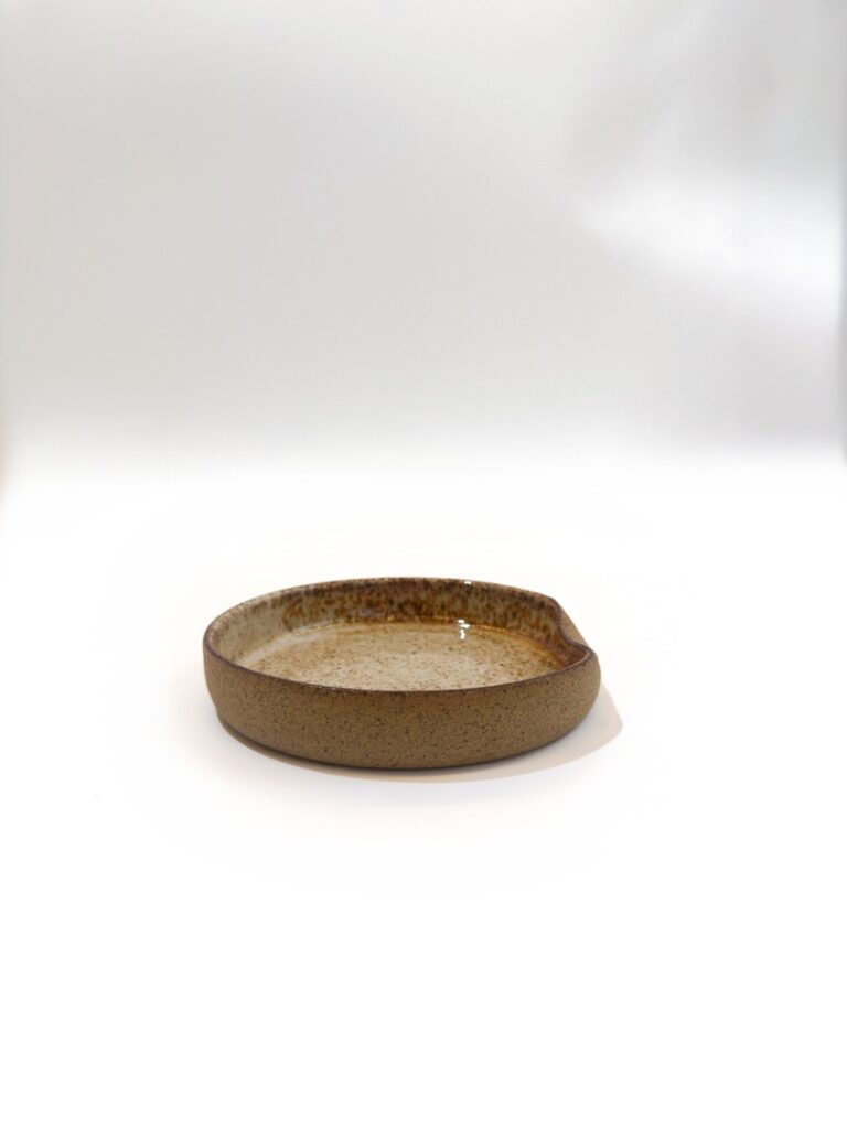Porta-copo cerâmica caramelo — Yamaguchi Studio (peça única feita à mão por Marisa Yamaguchi)