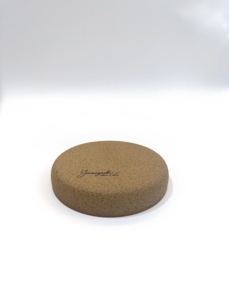 Porta-copo cerâmica caramelo — Yamaguchi Studio (peça única feita à mão por Marisa Yamaguchi)