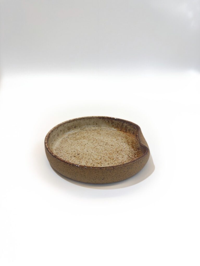 Porta-copo cerâmica areia — Yamaguchi Studio (peça única feita à mão por Marisa Yamaguchi)