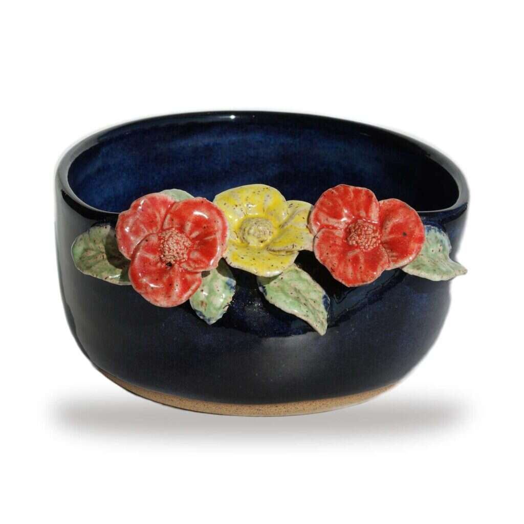 Cachepot Flor Azul, cerâmica feita à mão por Marisa Yamaguchi