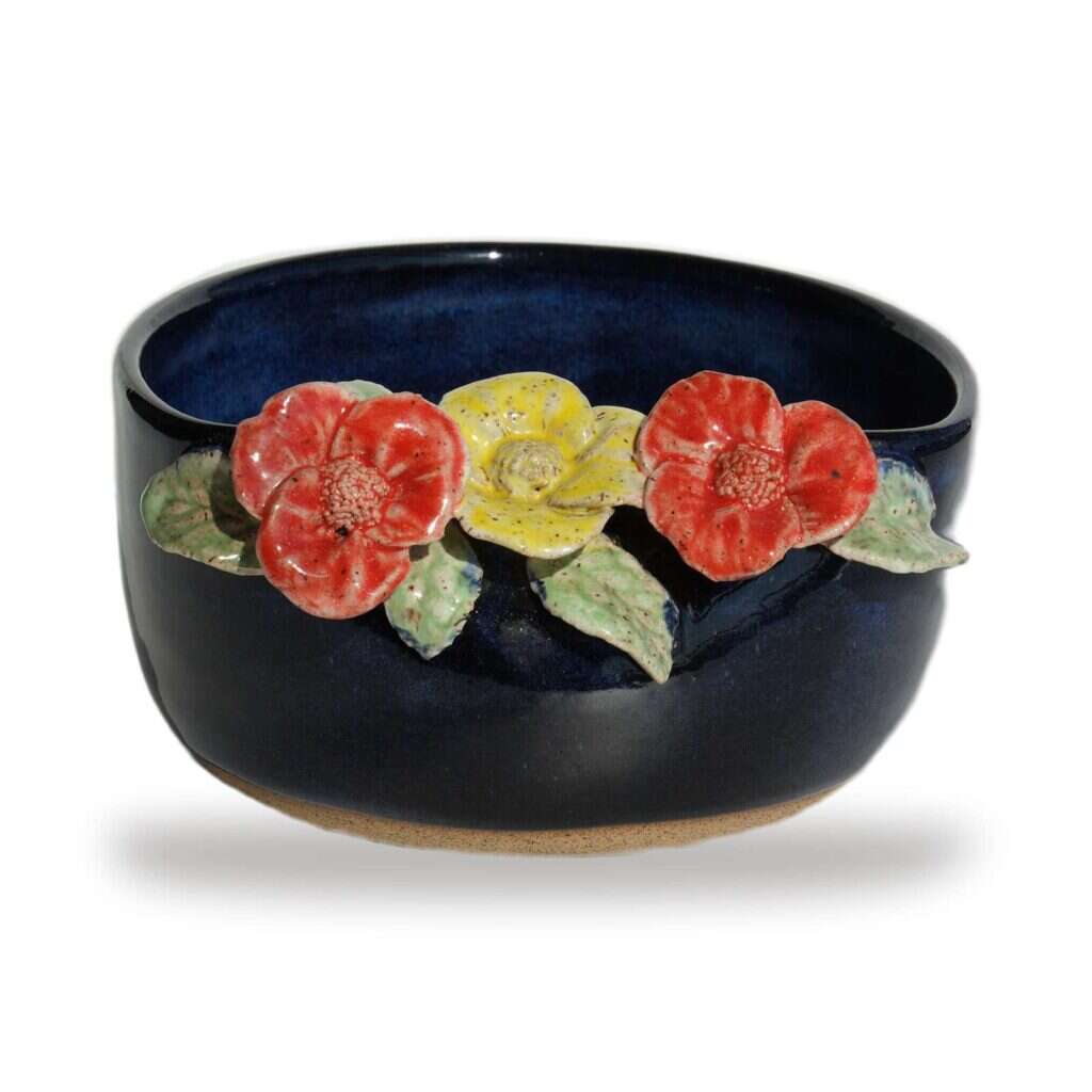 Cachepot Flor Azul, cerâmica feita à mão por Marisa Yamaguchi, vista 2