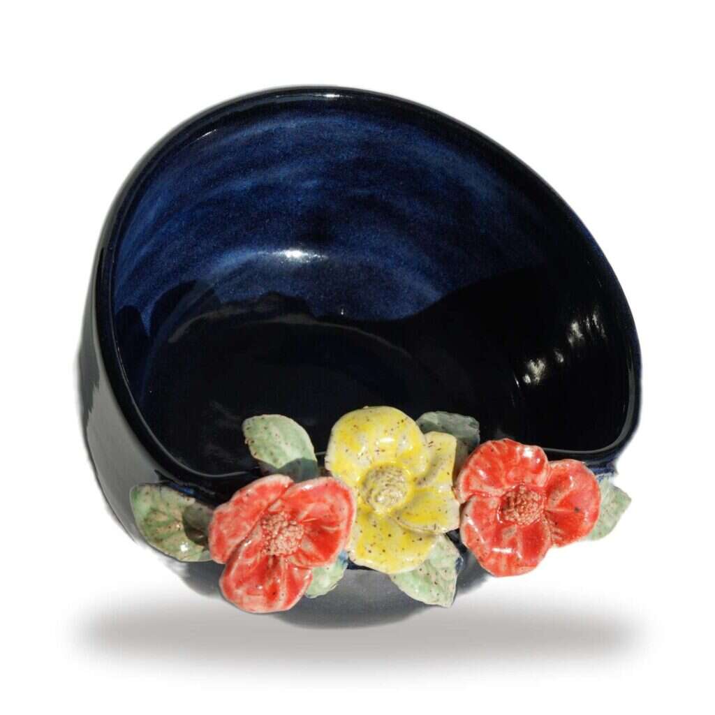 Cachepot Flor Azul, cerâmica feita à mão por Marisa Yamaguchi, vista 3